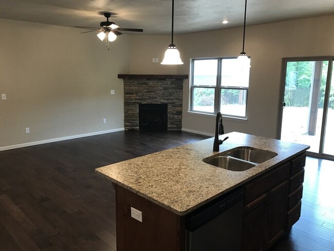 Building Photo - 4 bedroom home located in Ozark in the bea...