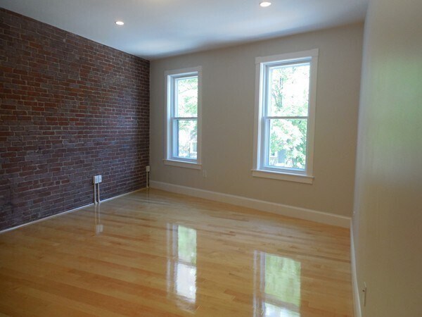 Building Photo - 1247 Cambridge St