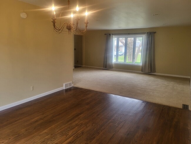 Building Photo - 520 Meadowbrook Dr