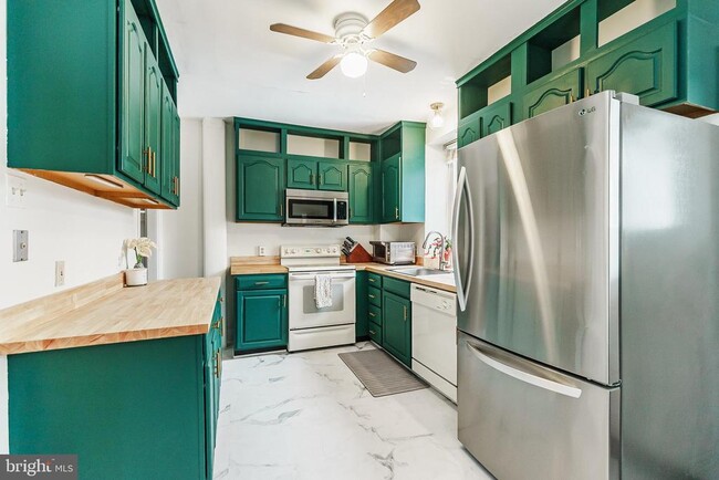 Building Photo - 452 Renfrew Ave