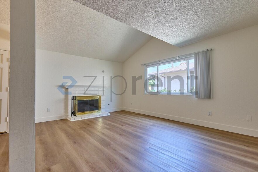 Building Photo - Unit A