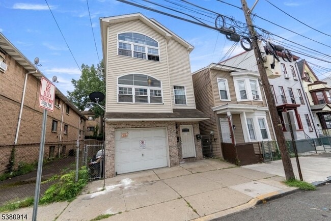 Building Photo - 110 16th Ave