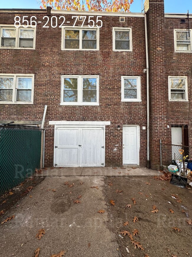 Building Photo - East Camden Spacious 3 bedroom Home