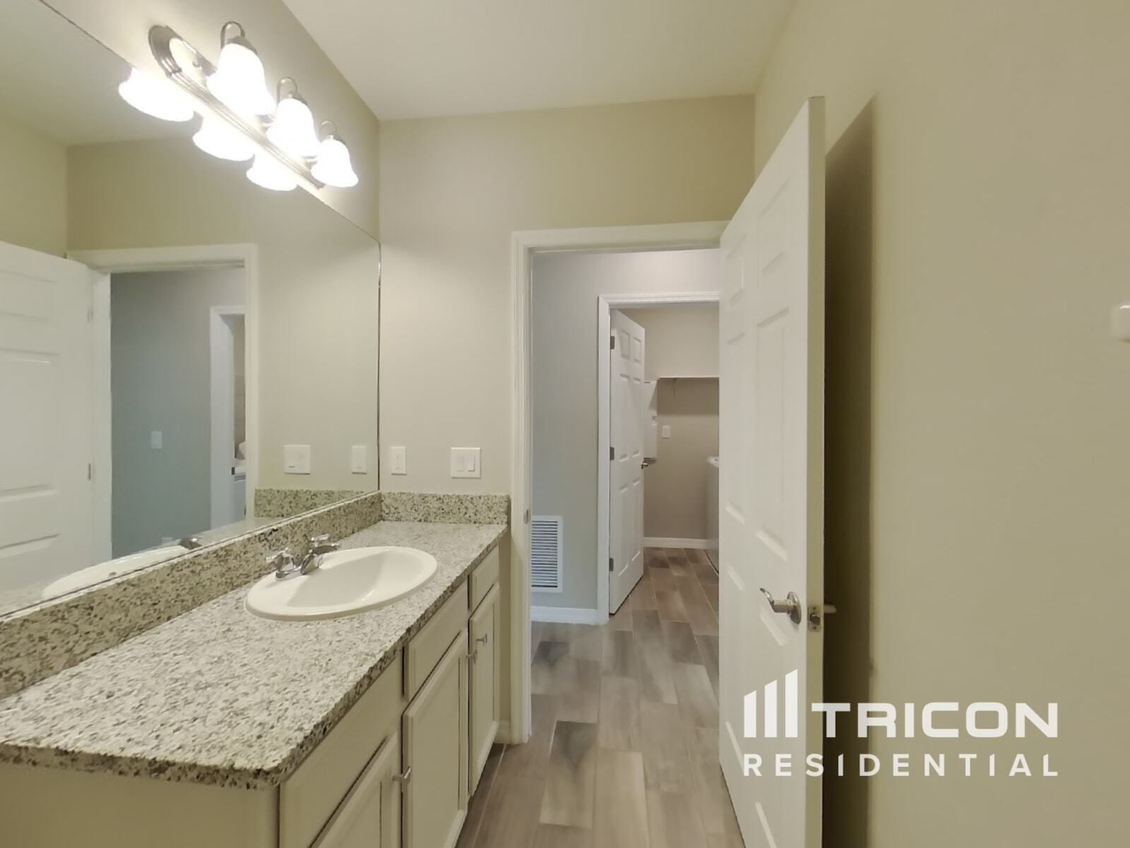 Building Photo - 13439 Palmera Vista Dr