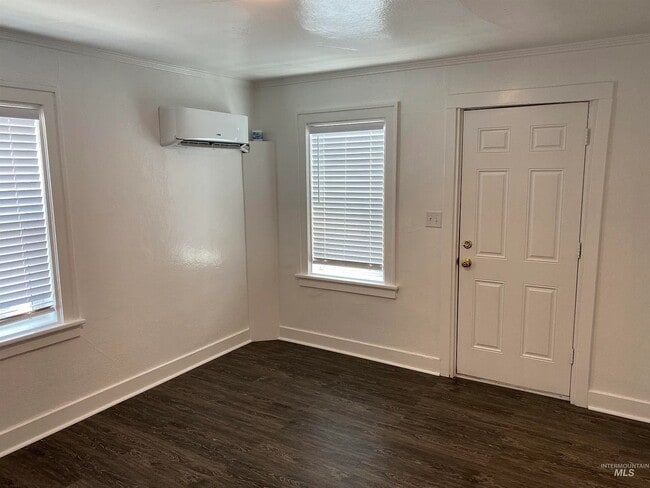 Building Photo - 907