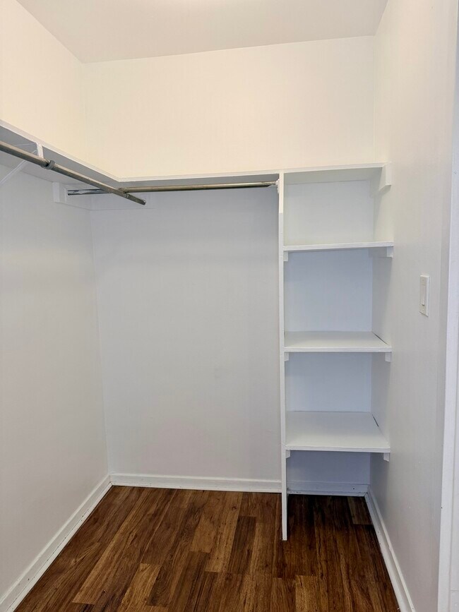 Building Photo - 21 W Goethe St