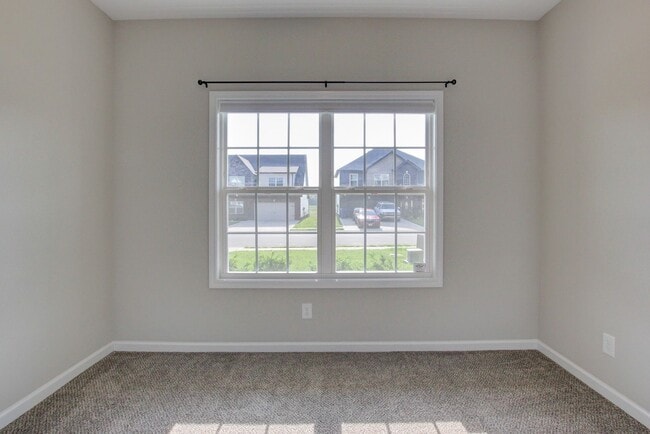 Building Photo - Huge 5 bed 3 ba.  Gorgeous House Near Post...