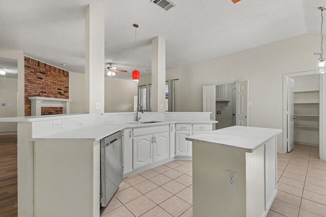 Building Photo - 1306 Woodmont Dr