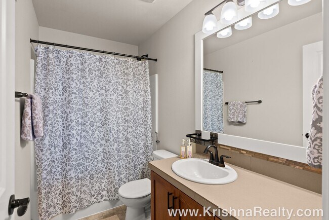 Building Photo - Gorgeous *Corner Lot* 4 BD* 2.5 BA* Single...