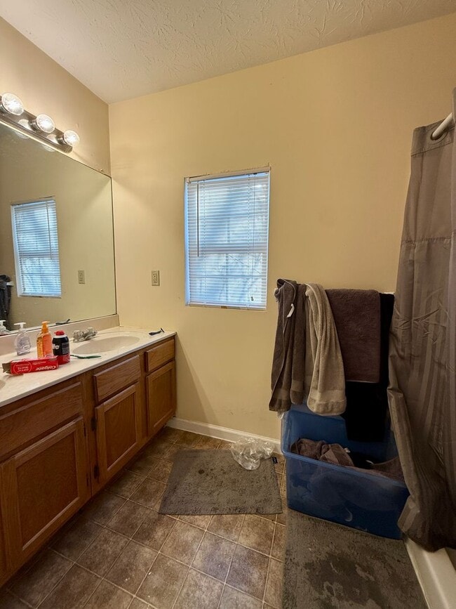 Building Photo - 424 Woodland Ave