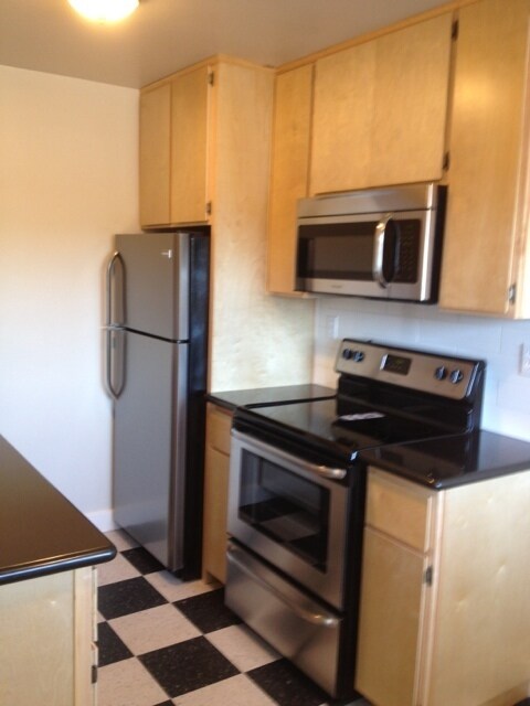 Building Photo - Remodeled Spacious University Park Portsmo...