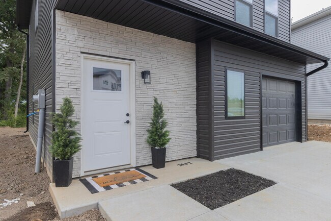 Building Photo - 2828 Emery Dr