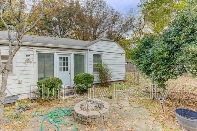 Building Photo - 716 Loeb St