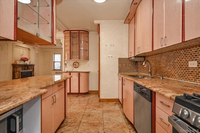 Building Photo - 63-42 Alderton St