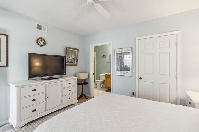 Building Photo - Beautiful furnished 2/2 unit becoming avai...