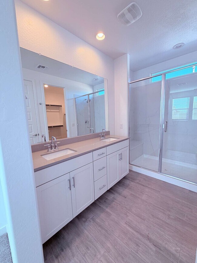 Building Photo - 10126 E Ulysses Ave