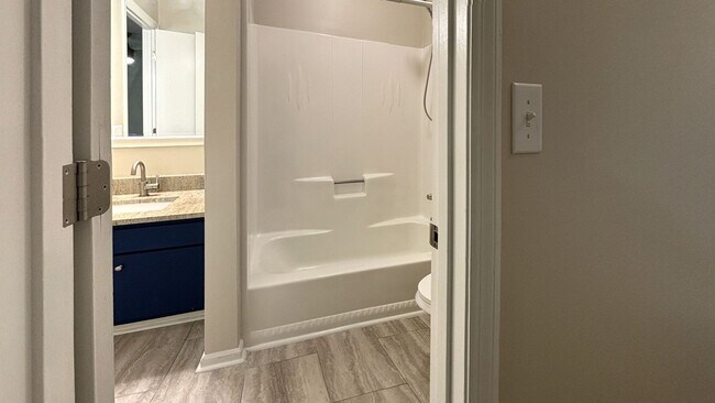 Building Photo - 2 bed / 1 bath ~ Just off of HWY 61