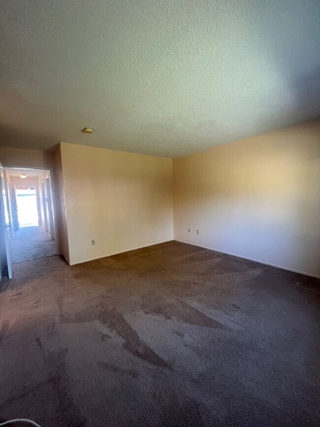 Building Photo - Beautiful 3 Bedroom, 2 Bathroom Sylmar Home! Ready for Move-In!