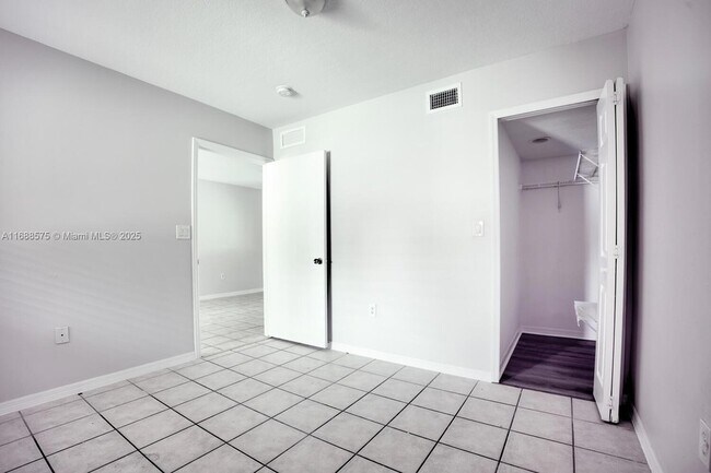 Building Photo - 3398 NE 9th Dr