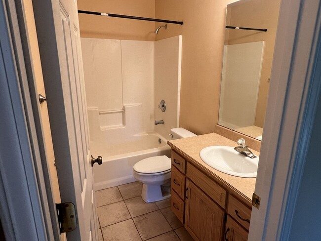 Building Photo - 4 Bedroom Home in SE Springfield!