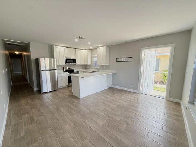 Building Photo - 1001 W 9th St