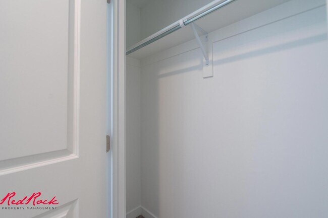 Building Photo - Dog Friendly! 3 Bedroom 2 Bathroom Townhome in Long Valley.