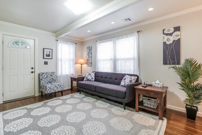 Building Photo - 2404 Thornton Rd