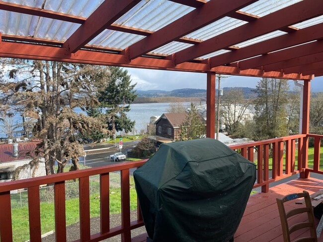 Building Photo - Move in ready rental in downtown Rainier with Columbia River views!