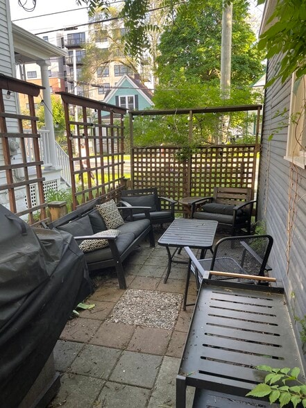 Building Photo - 563 S Ashley St