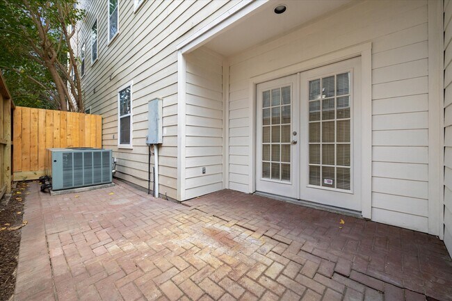 Building Photo - 5629 Dolores St