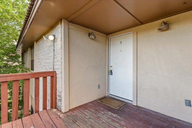 Building Photo - 906 N LBJ Dr