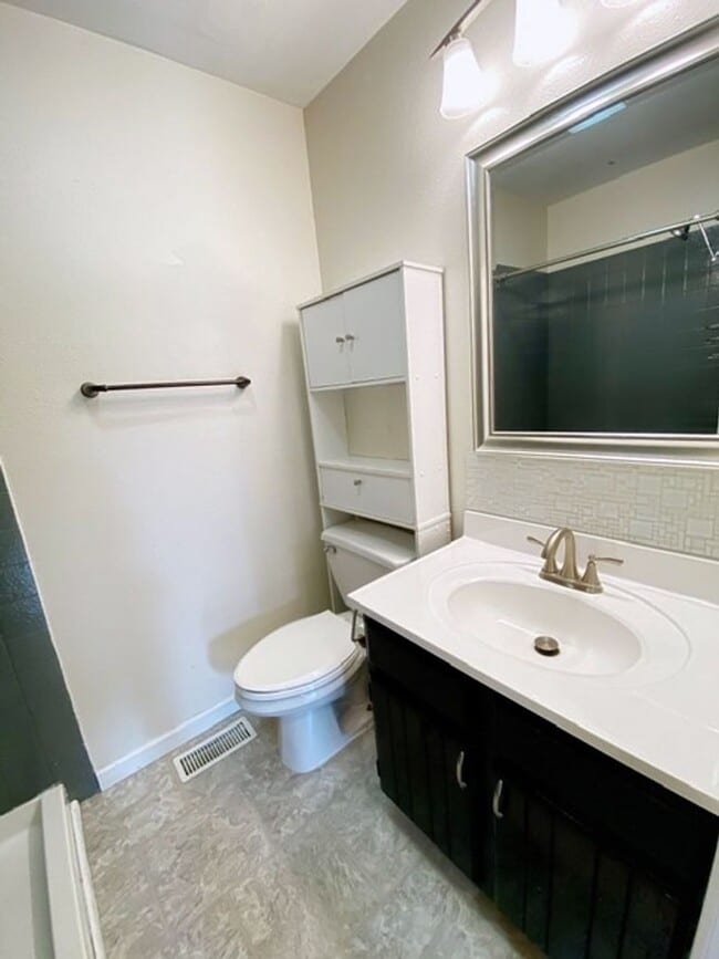 Building Photo - South Anchorage Condo with Balcony, Garage...