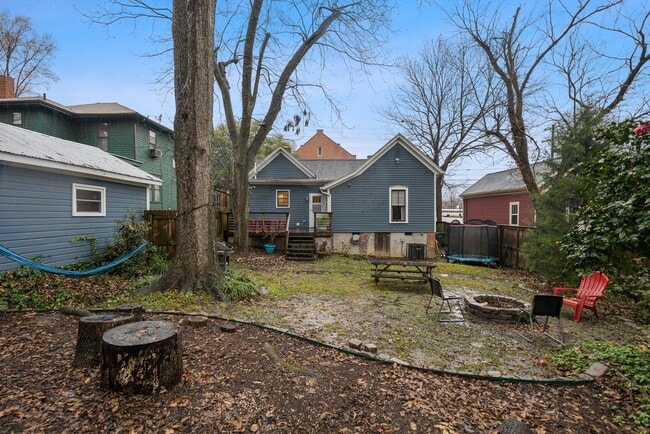 Building Photo - Available NOW! 3 bed + 2 bath bungalow w/ Historic charm in the heart of Durham!