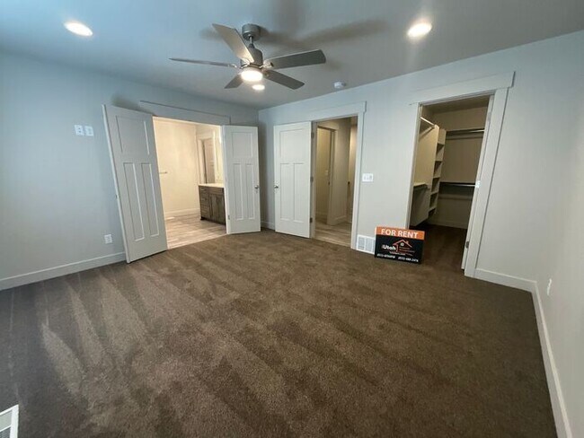 Building Photo - 2 bedroom 2 1/2 bath Townhouse 2 car garage.