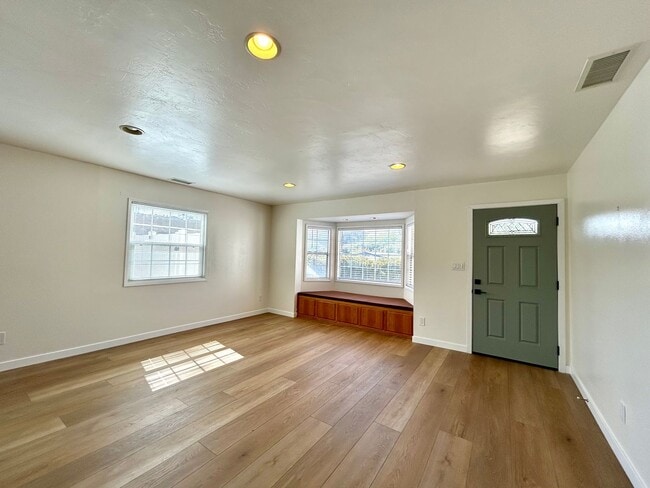 Building Photo - Beautifully remodeled 3 Bed, 2 Bath in the highly desirable neighborhood of Clairemont!!