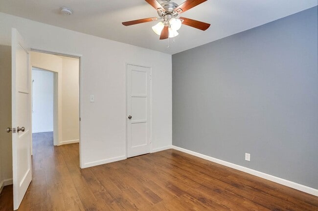 Building Photo - 4462 1/2 W 59th St-