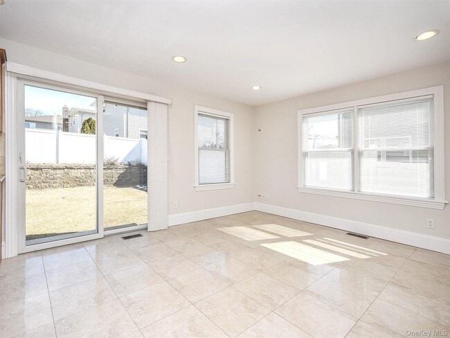 Building Photo - 24 Sintsink Dr W