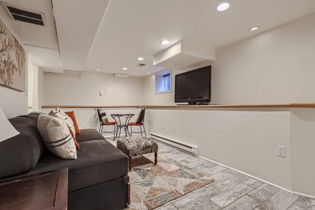 Building Photo - Coming Soon June 1st - Beautiful Garden level apartment in desirable West Wash Park