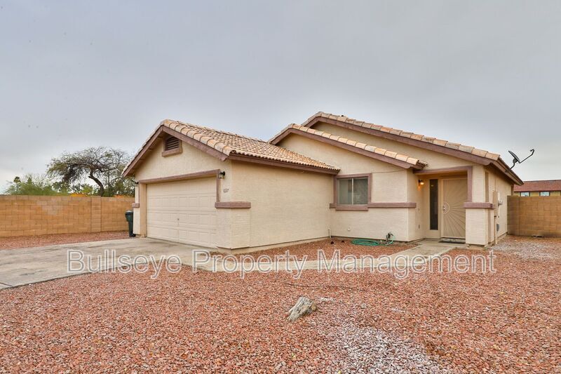 Building Photo - 1697 N La Fresa Dr