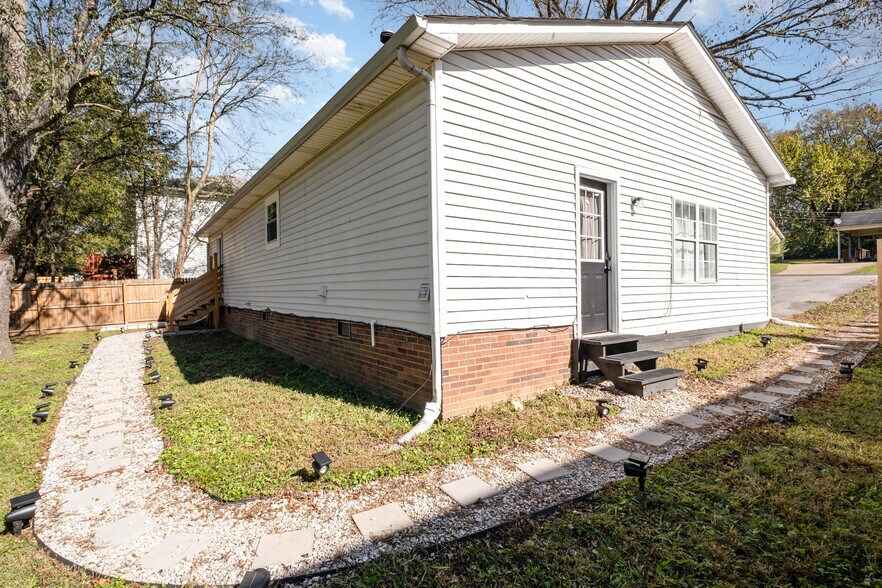 Building Photo - 209 Nowlin Dr