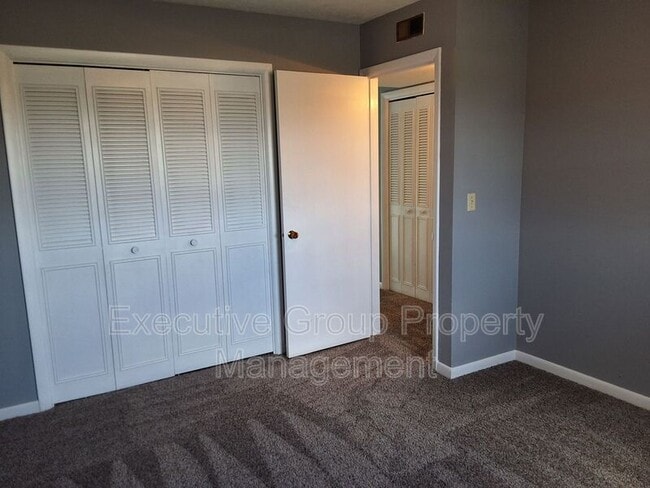 Building Photo - 253 University Dr