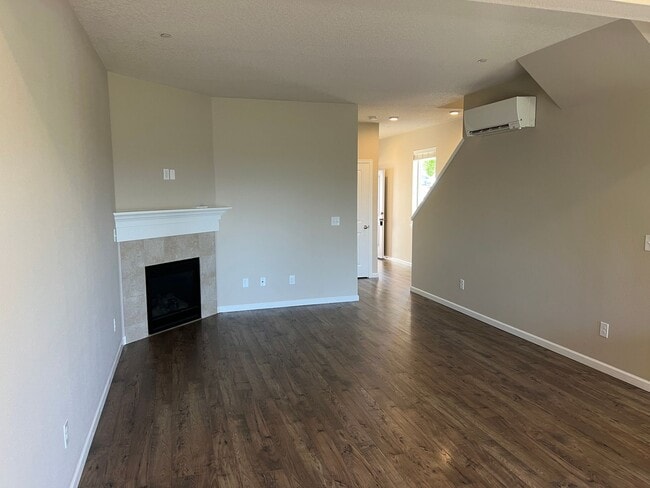 Building Photo - Morningside 3 Bedroom Townhome Happy Vally
