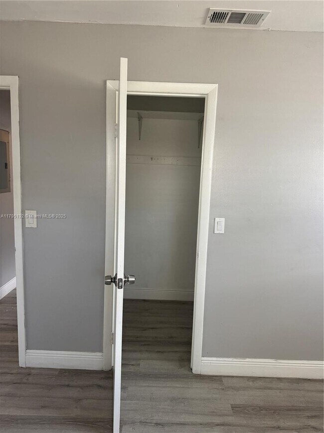 Building Photo - 2 bedroom in Hallandale FL 33009