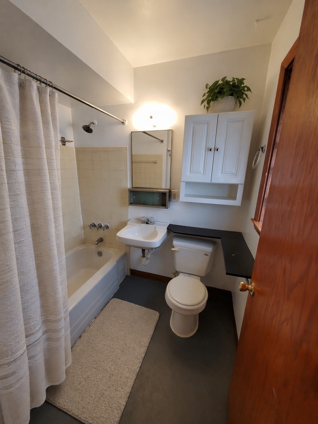 Interior Photo - 405 Kirkwood Ave. (5 Unit)