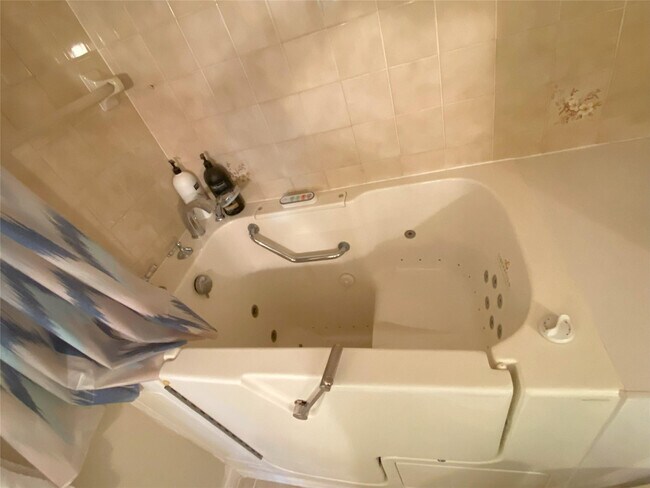 Building Photo - 821 Sky Pine Way