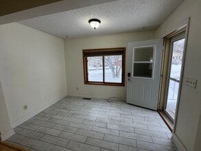 Building Photo - Cute Home in Central Bismarck with Huge Garage