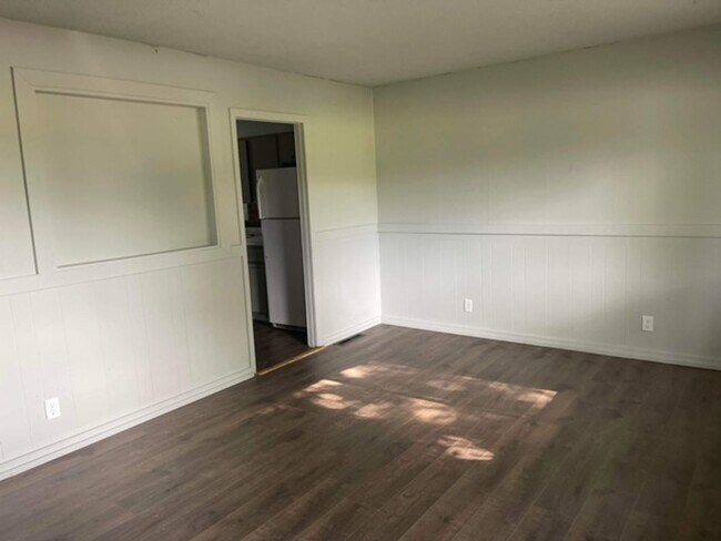 Building Photo - COZY 3 BED, 1 BATH HOUSE WITH FENCED IN BACKYARD LOCATED IN VINE GROVE