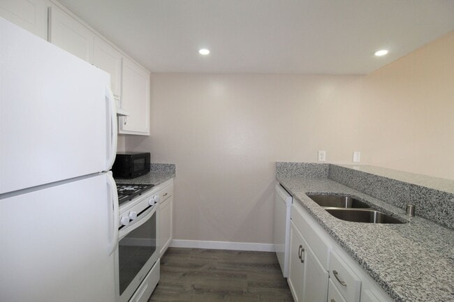 Building Photo - Remodeled Condo in Central Oxnard Gated Community!
