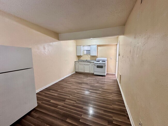 Building Photo - Cozy, affordable and conveniently located Studio