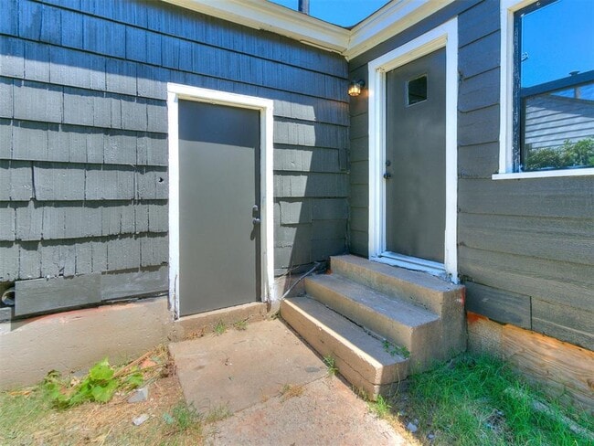 Building Photo - 3220 NE 14th Pl